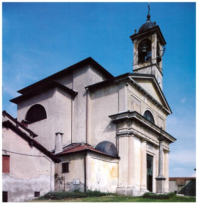 La facciata e il campanile della chiesa di Villadosia negli anni '90