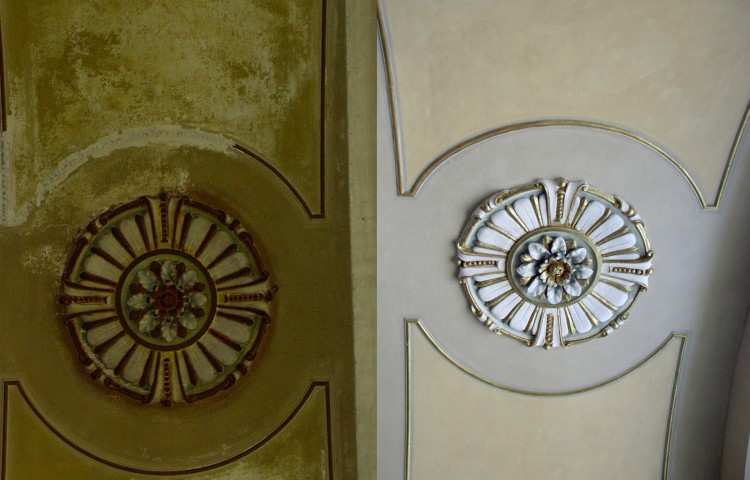 Restauro interno della chiesa di Villadosia: uno degli stucchi prima e dopo il restauro